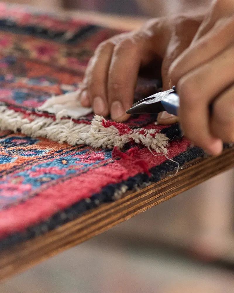 Restaurierung eines orientalischen Teppiches in Nahaufnahme