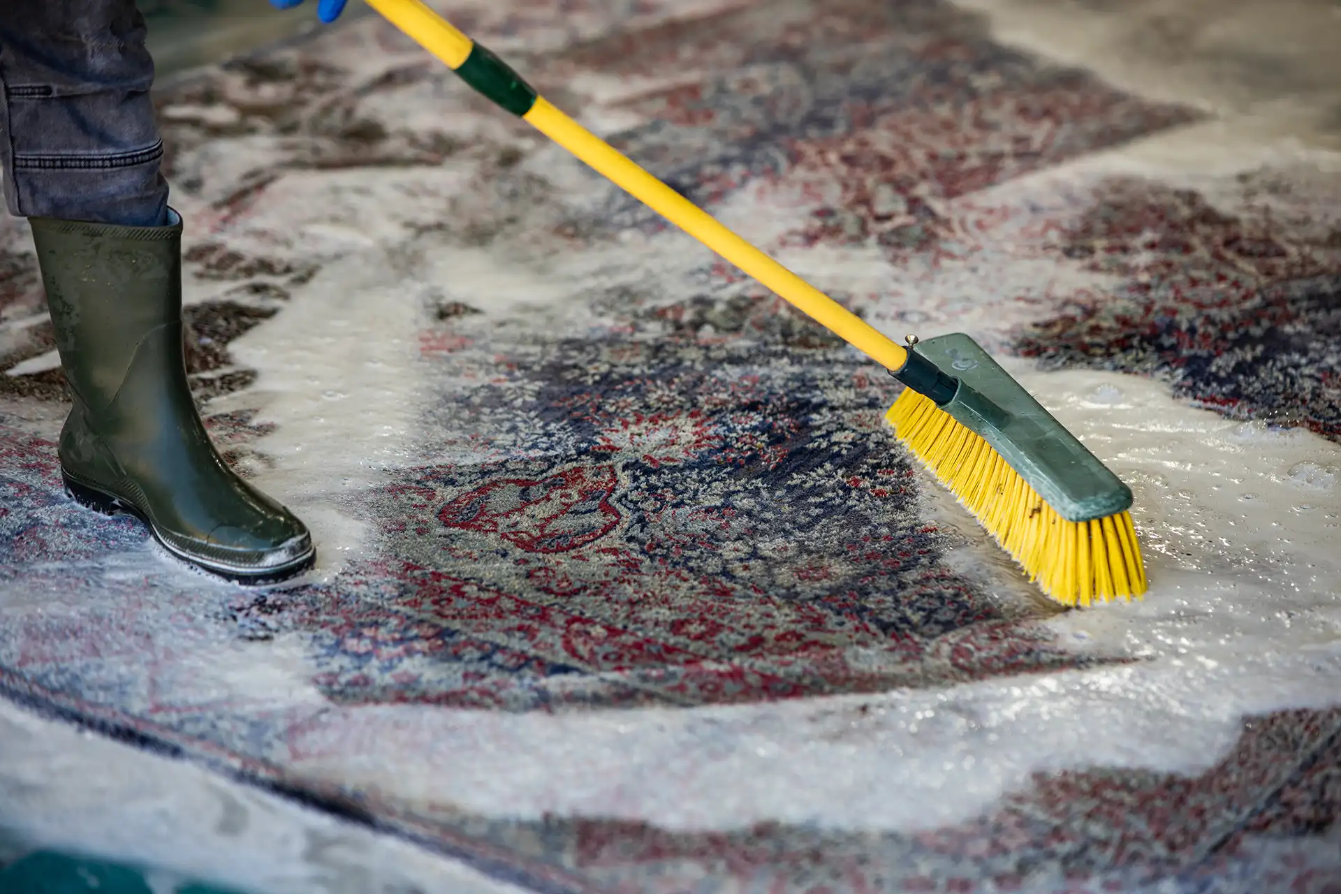 Reinigung eines persichen Teppichs